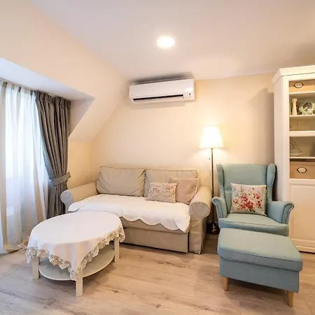 Julia Central Apartment Warna